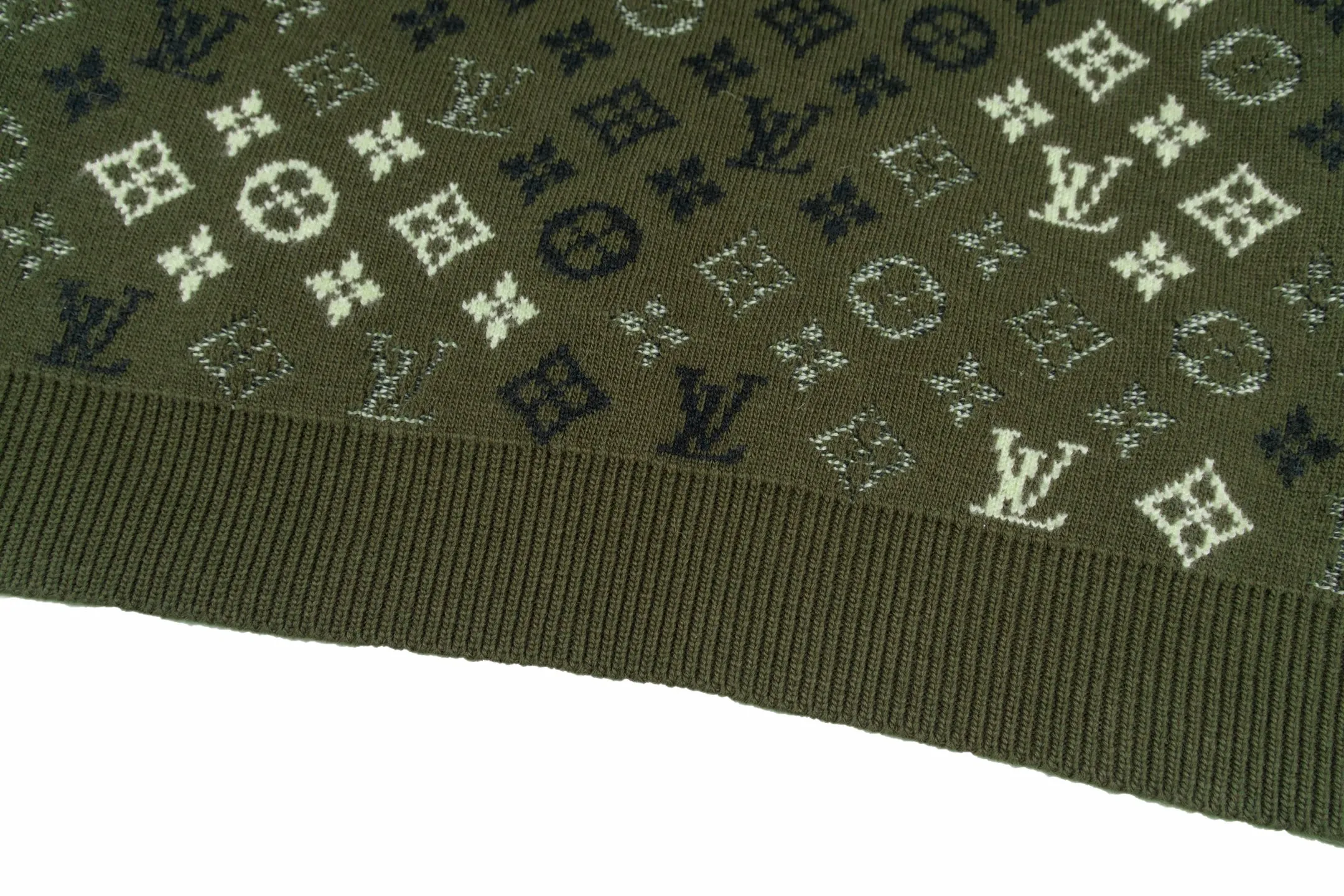 🅿️560 1v 26SS all-over green camouflage jacquard crew neck sweater. The original version was purchased and developed for 16,360 yuan. The fabric is made of high-quality wool blended fabric, which is soft to the touch and has excellent warmth retention. The overall design adopts a round neck, and the collar, cuffs and hem are all ribbed, with moderate elasticity, comfortable to wear and not easy to deform. The main part uses jacquard technology, and the pattern is composed of the brand's iconic letters and geometric figures. The colors are distinct and the three-dimensional effect is strong. Multi-colored yarns are interwoven during the jacquard process to ensure clear patterns and long-lasting washability. The knitting density is uniform and the number of stitches per inch is precisely controlled to ensure the stiffness and breathability of the clothing. The splicing of the shoulders and sleeves adopts seamless technology, with smooth and natural lines without excess threads. The overall workmanship is fine, and every stitch is even and neat, reflecting the high-quality production process. The overall wiring is straight and delicate, the fabric is comfortable and soft, and the color is consistent without color difference. It can be matched with the same style to create a fashionable look and control various occasions. Customized accessories, complete with three standards, the same style for men and women. Size:S-M-L-XL